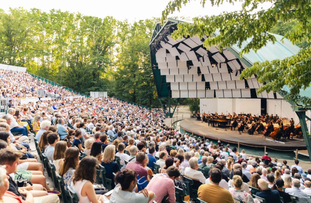 Un concert sous la conque de La Roque d'Anth&eacute;ron (en 2023) &copy; Valentine Chauvin