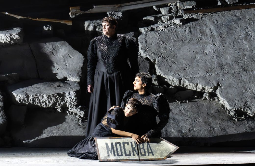 Aryeh Nussbaum Cohen (Olga), Dennis Orellana (Irina), Cameron Shahbazi (Mascha) © SF | Monika Rittershaus