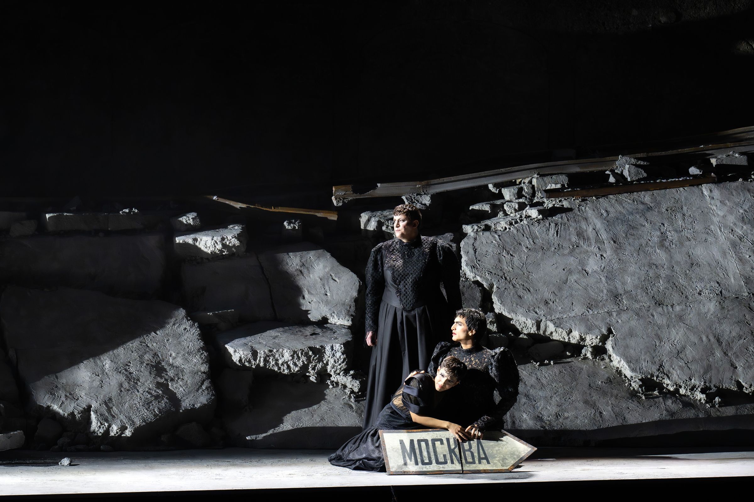 Aryeh Nussbaum Cohen (Olga), Dennis Orellana (Irina), Cameron Shahbazi (Mascha) &copy; SF | Monika Rittershaus