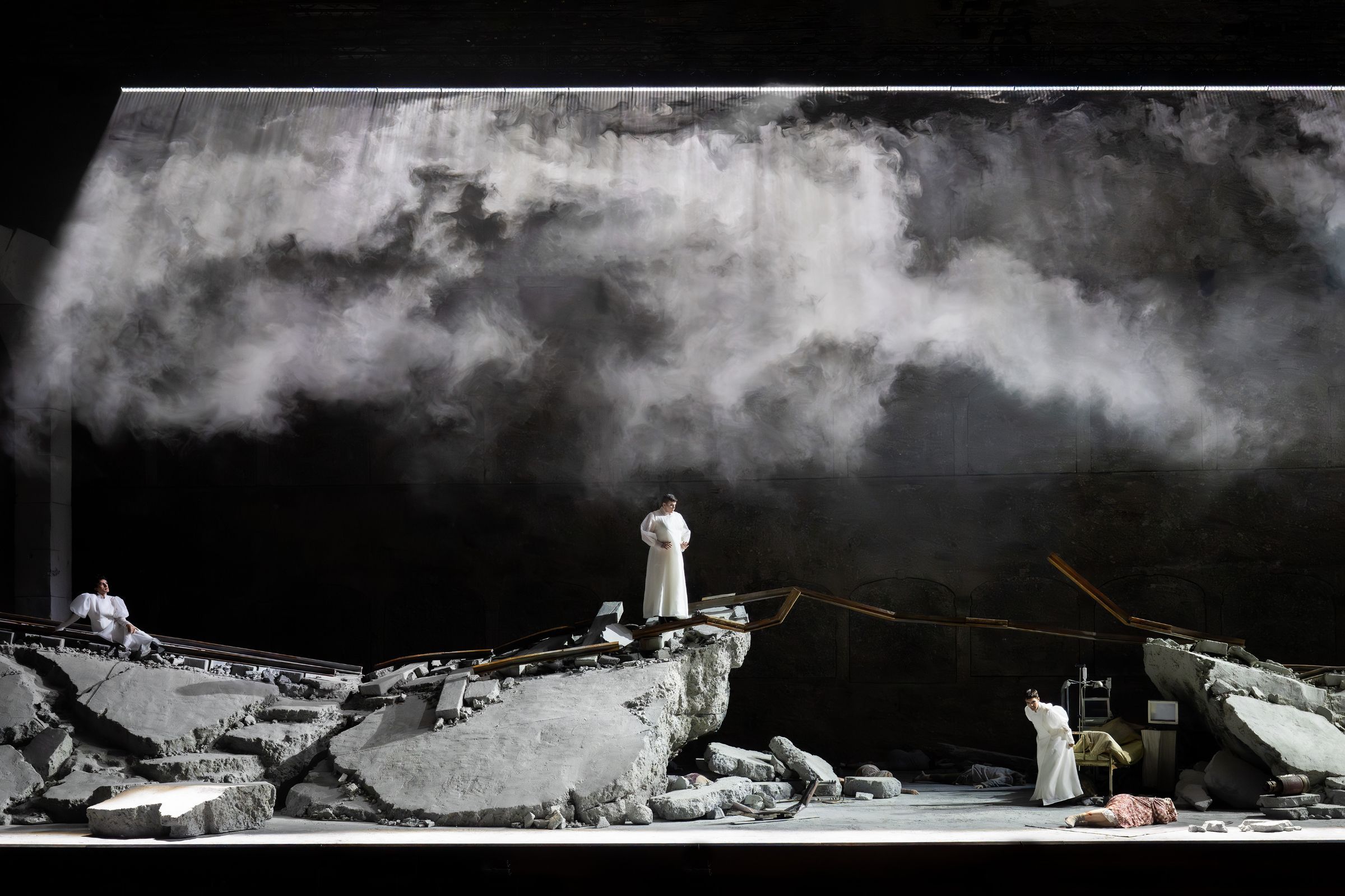 Cameron Shahbazi (Mascha), Aryeh Nussbaum Cohen (Olga), Dennis Orellana (Irina) &copy; SF | Monika Rittershaus
