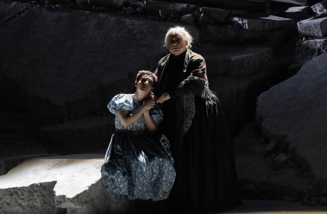 Dennis Orellana (Irina) und Aleksander Teliga (Anfisa) &copy; SF | Monika Rittershaus