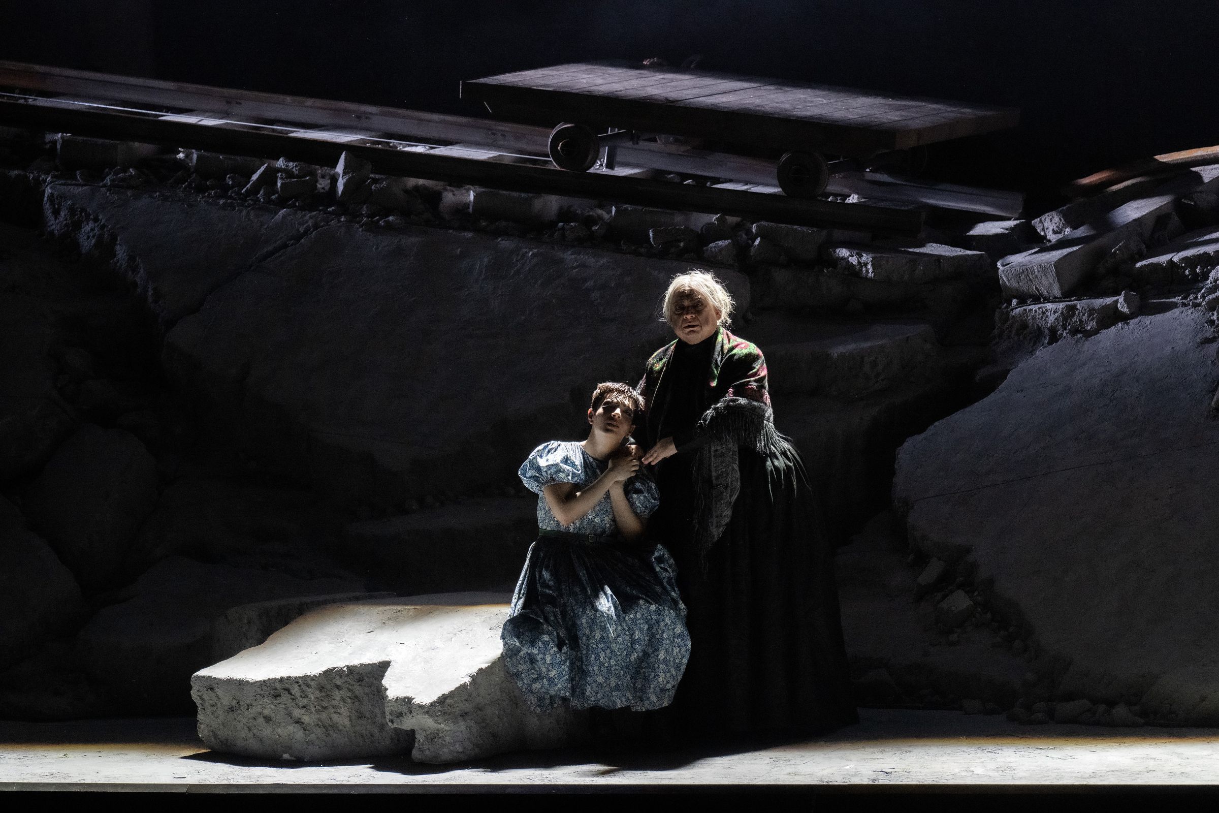 Dennis Orellana (Irina) und Aleksander Teliga (Anfisa) &copy; SF | Monika Rittershaus