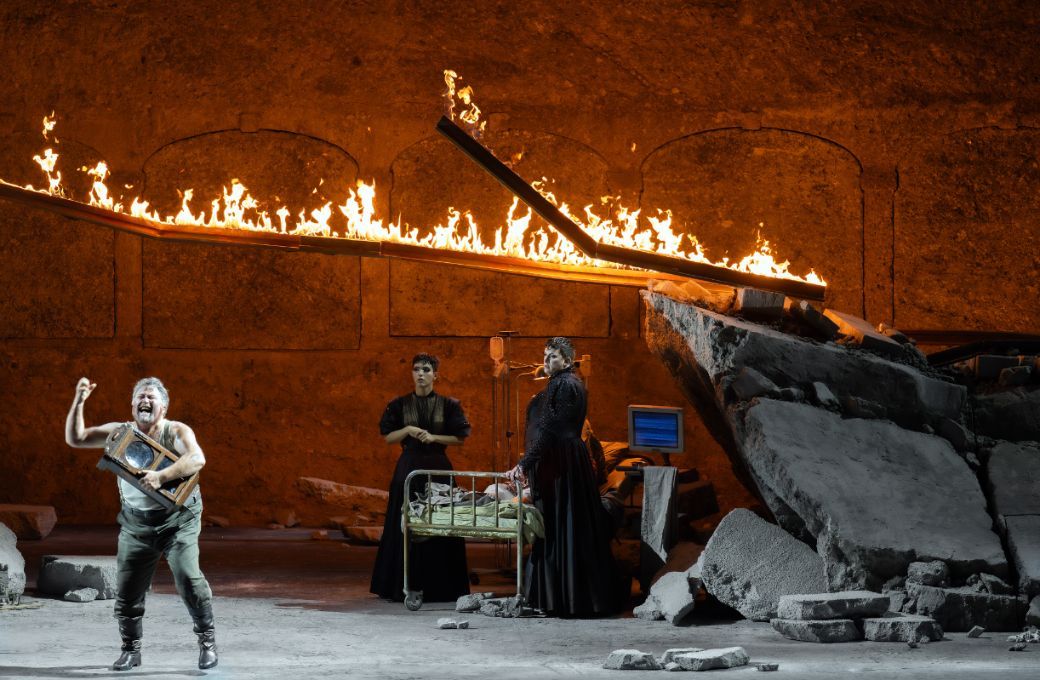 J&ouml;rg Schneider (Doktor), Dennis Orellana (Irina), Aryeh Nussbaum Cohen (Olga) &copy; SF | Monika Rittershaus