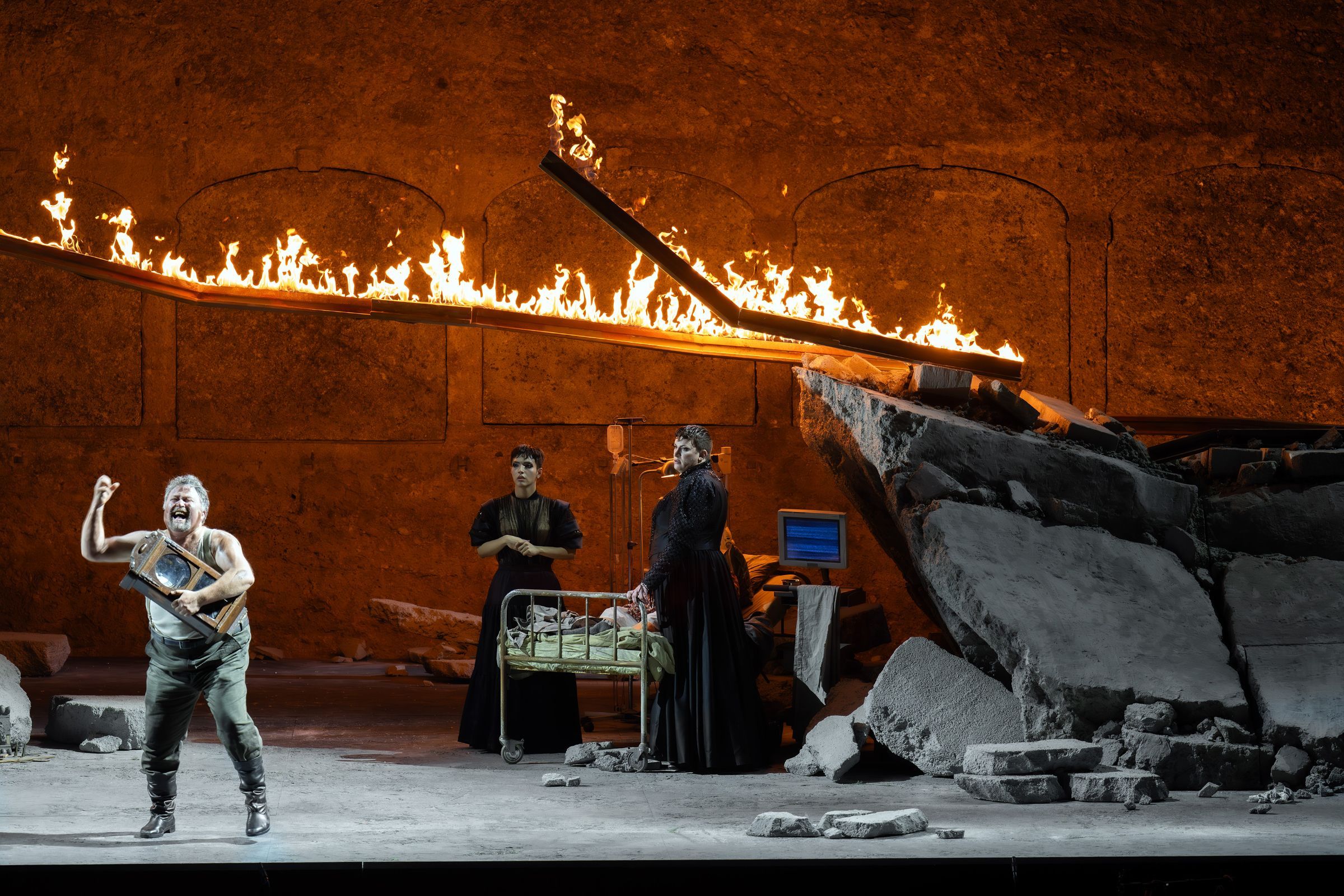Jörg Schneider (Doktor), Dennis Orellana (Irina), Aryeh Nussbaum Cohen (Olga) &copy; SF | Monika Rittershaus