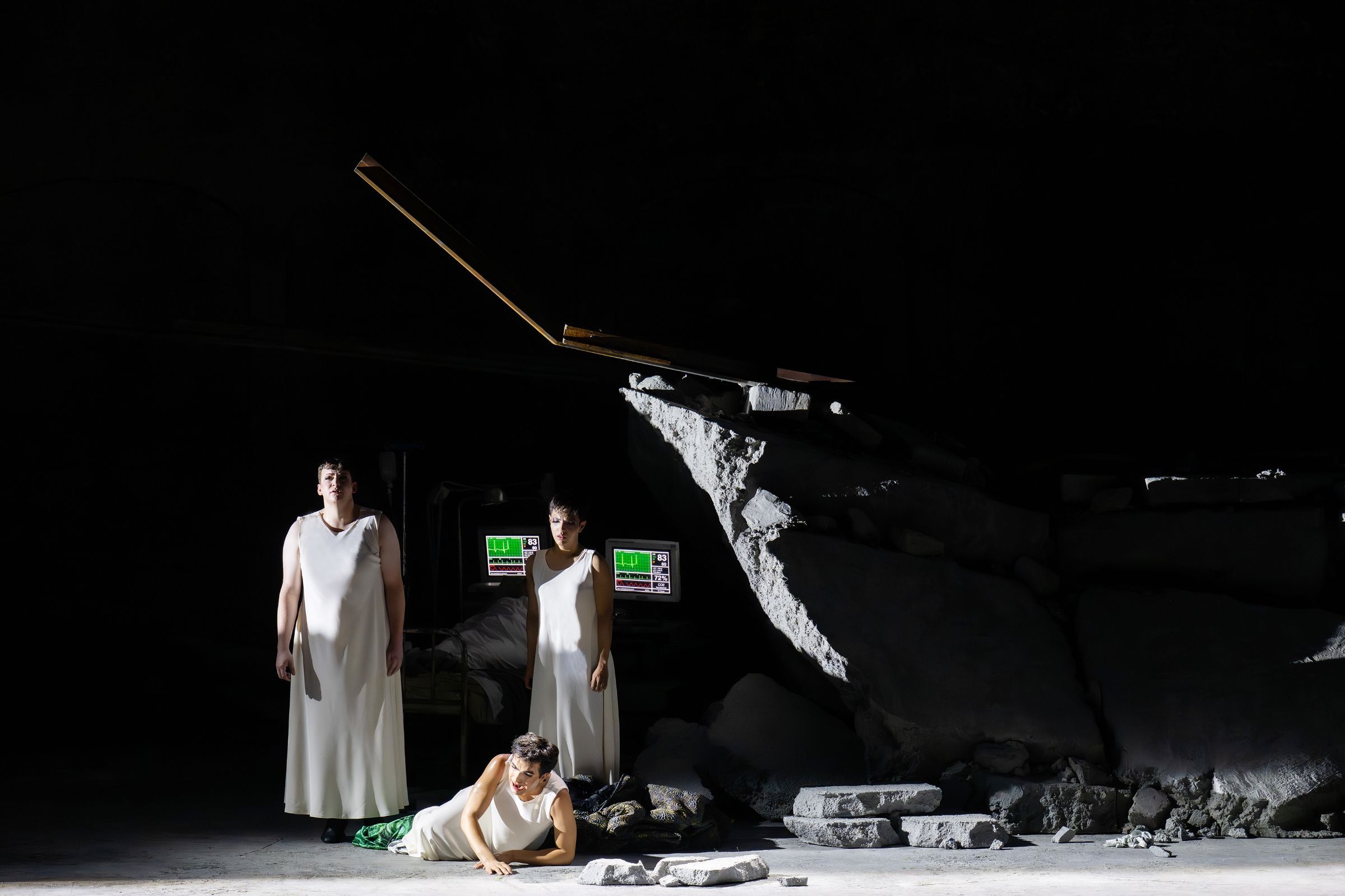 Aryeh Nussbaum Cohen (Olga), Cameron Shahbazi (Mascha), Dennis Orellana (Irina) &copy; SF | Monika Rittershaus
