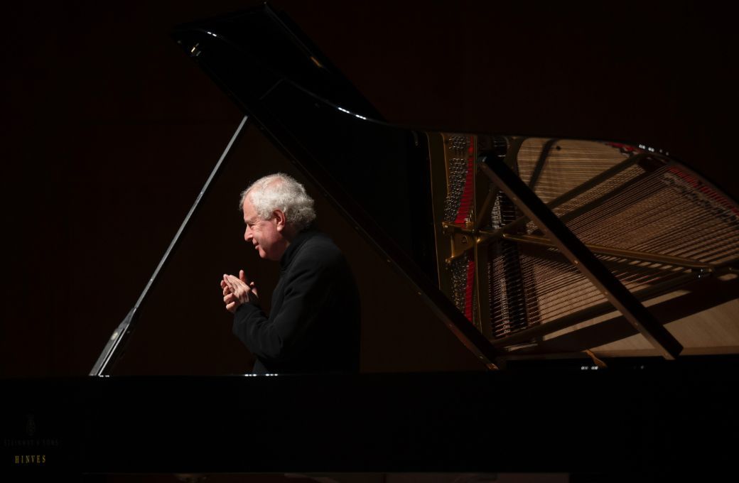 Sir Andr&agrave;s Schiff en la Sala Argenta del Palacio de Festivales &copy; Pedro Puente | FIS