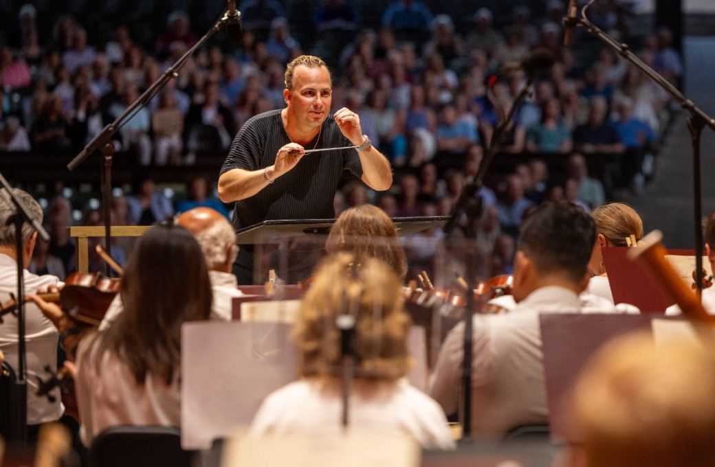 Yannick Nézet-Séguin conducts the Philadelphia Orchestra © Ironglass Productions