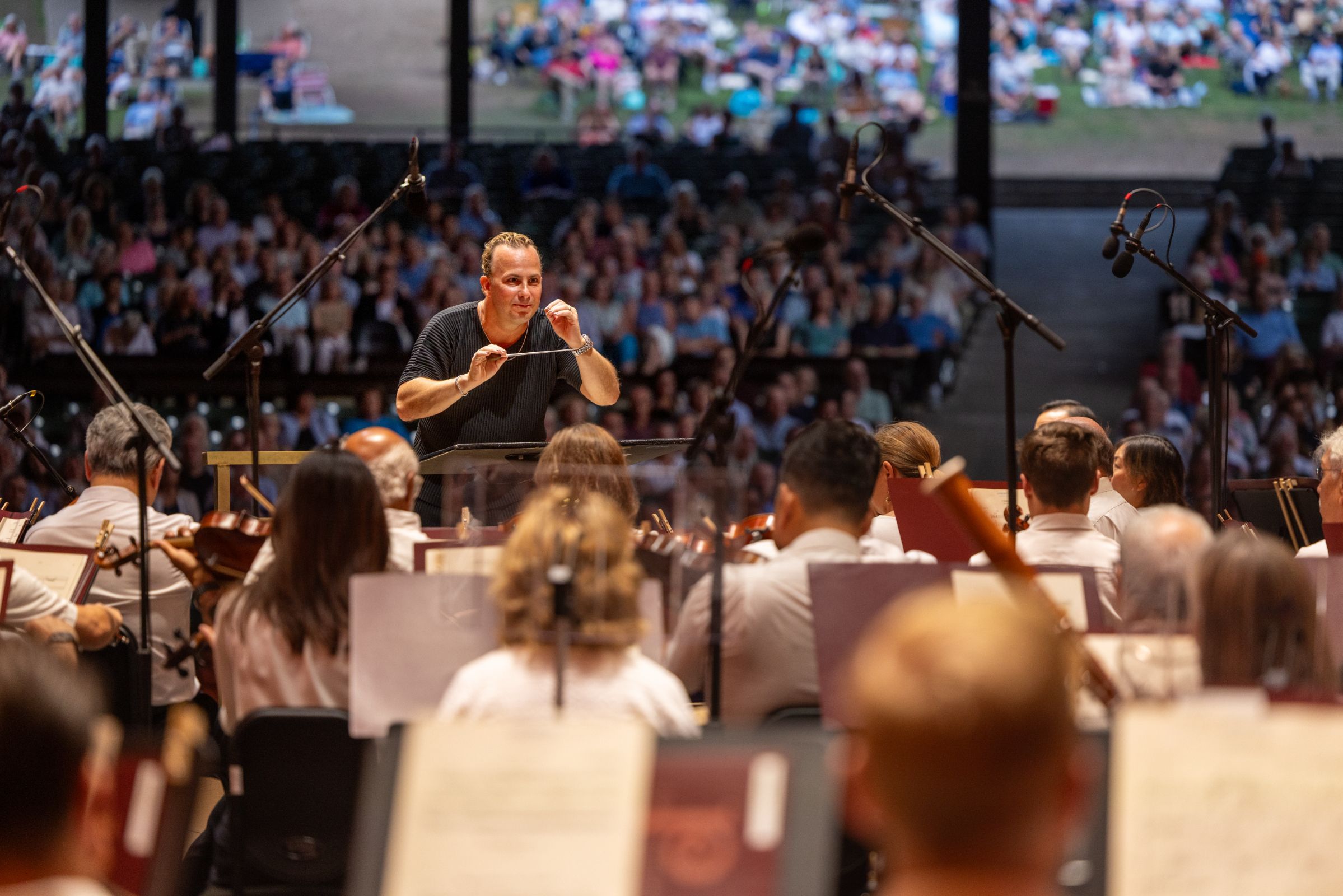 Yannick Nézet-Séguin conducts the Philadelphia Orchestra © Ironglass Productions