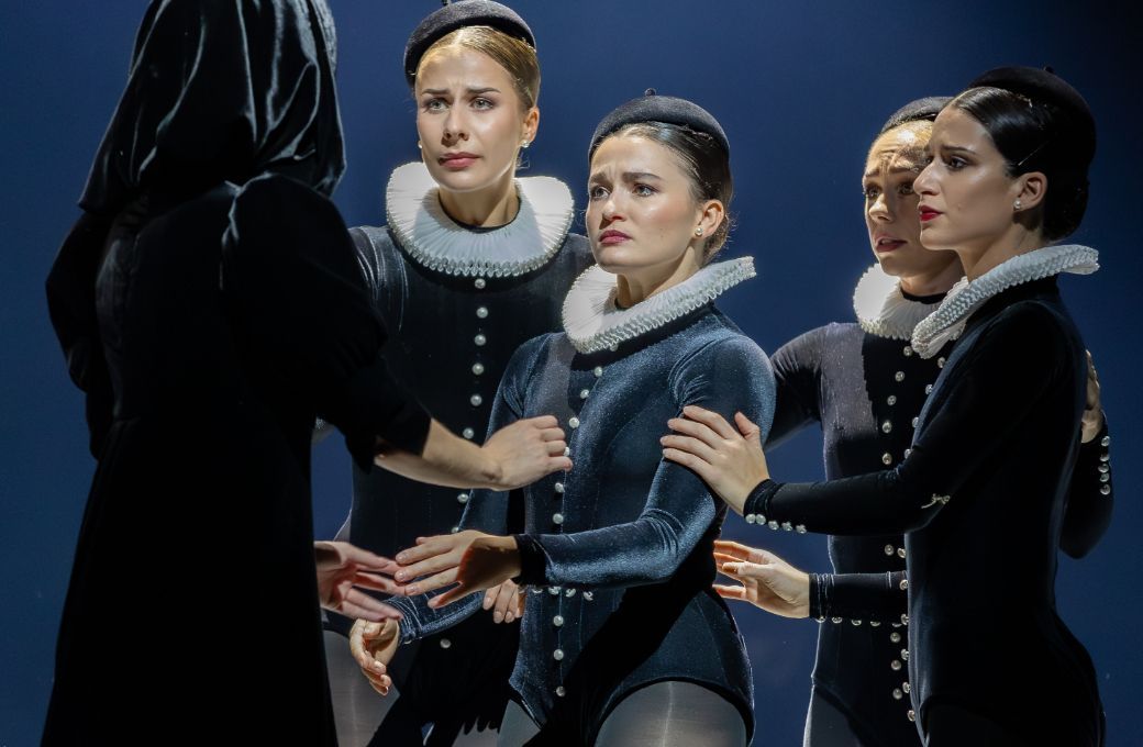 Roseanna Leney (Mary) with Hannah Cubitt, Alice Kawalek, Melissa Polson, Danila Marzilli © Andy Ross
