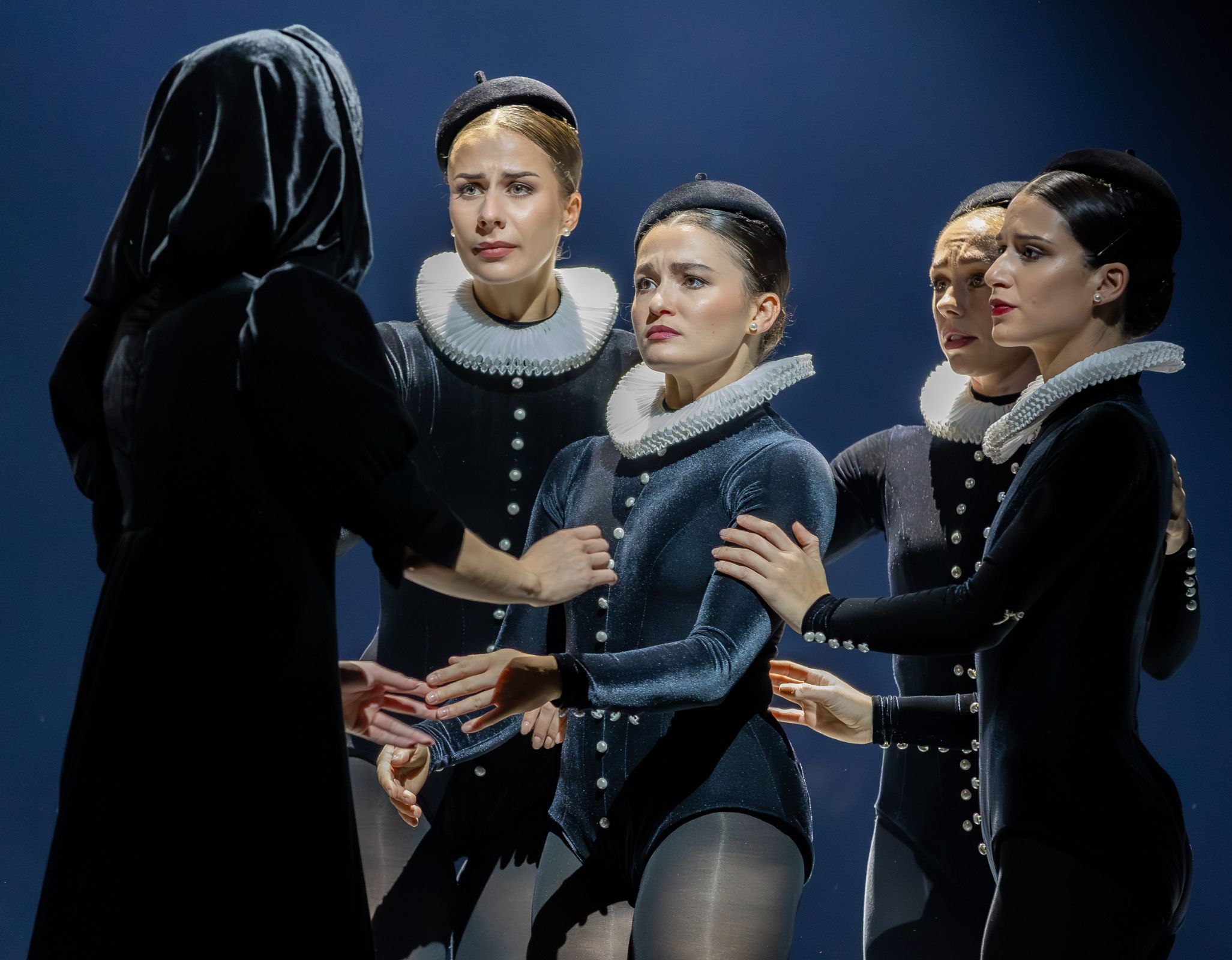 Roseanna Leney (Mary) with Hannah Cubitt, Alice Kawalek, Melissa Polson, Danila Marzilli &copy; Andy Ross