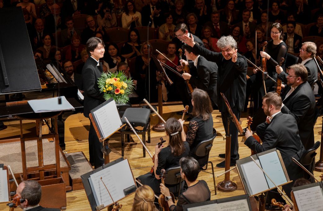 Semyon Bychkov congratulates Seong-Jin Cho after his debut with the Czech Philharmonic © Petr Kadlec