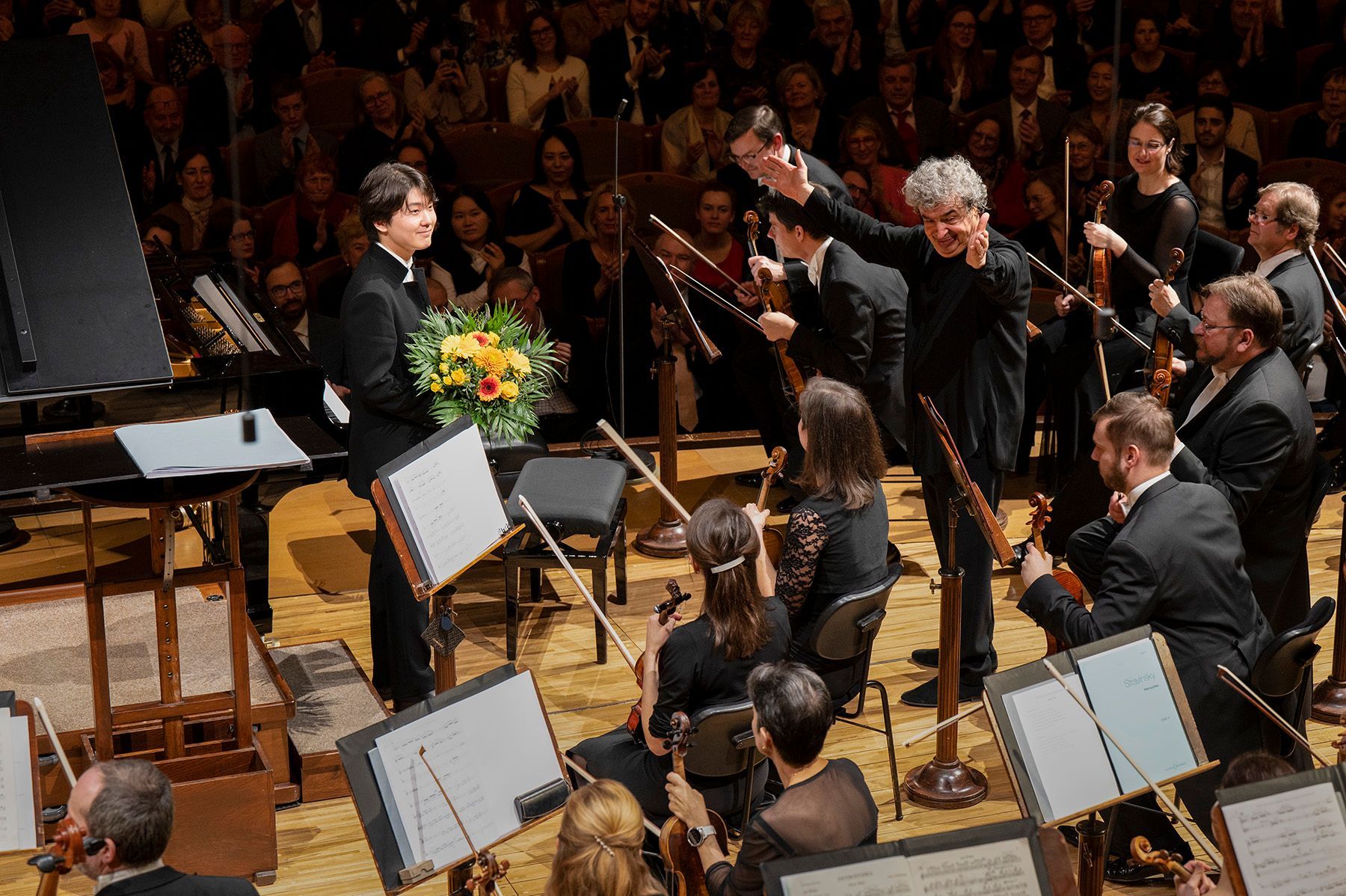 Semyon Bychkov congratulates Seong-Jin Cho after his debut with the Czech Philharmonic © Petr Kadlec