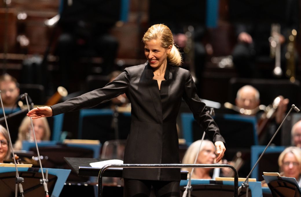 Karina Canellakis and the BBC Scottish Symphony Orchestra © Jess Shurte