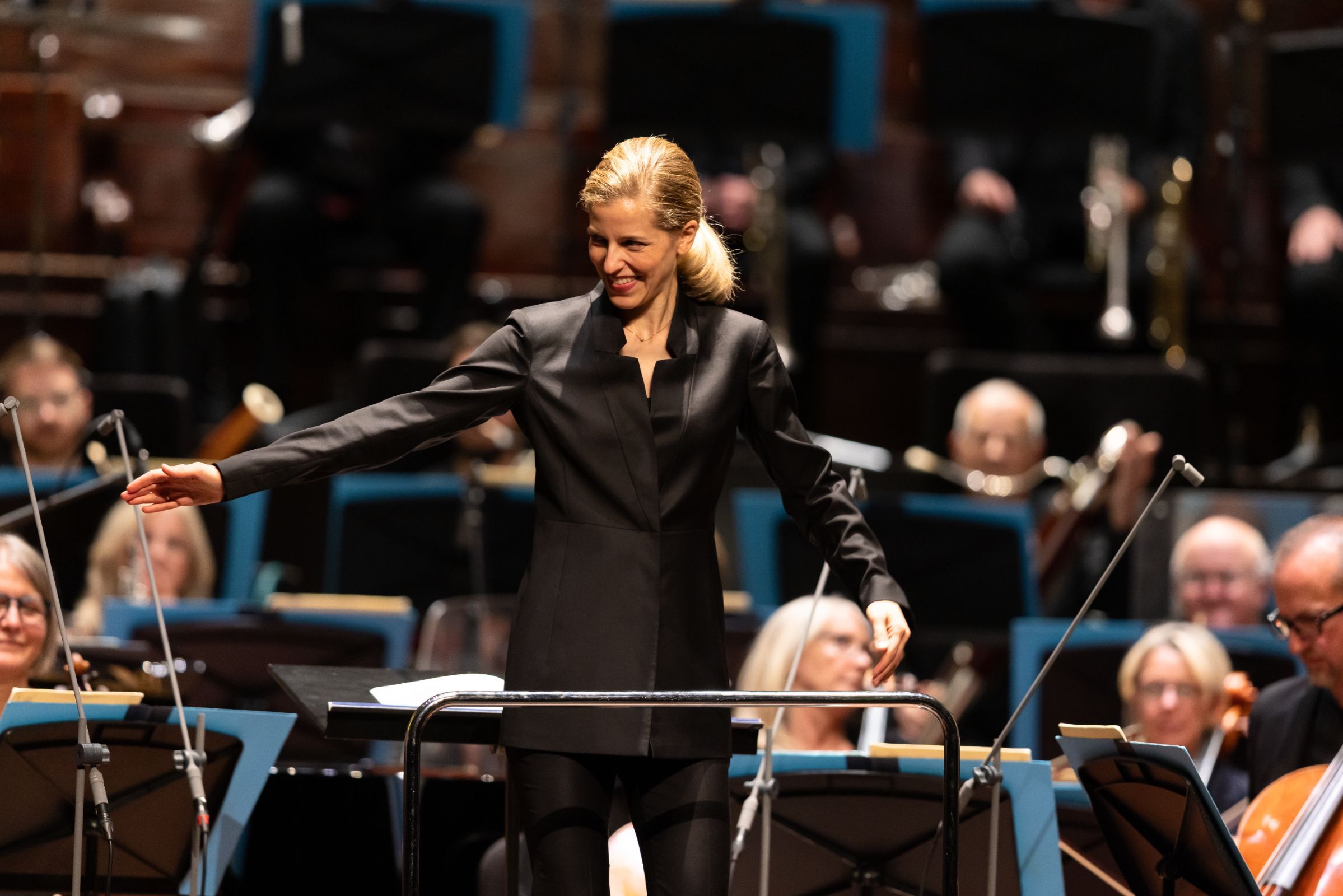 Karina Canellakis and the BBC Scottish Symphony Orchestra © Jess Shurte