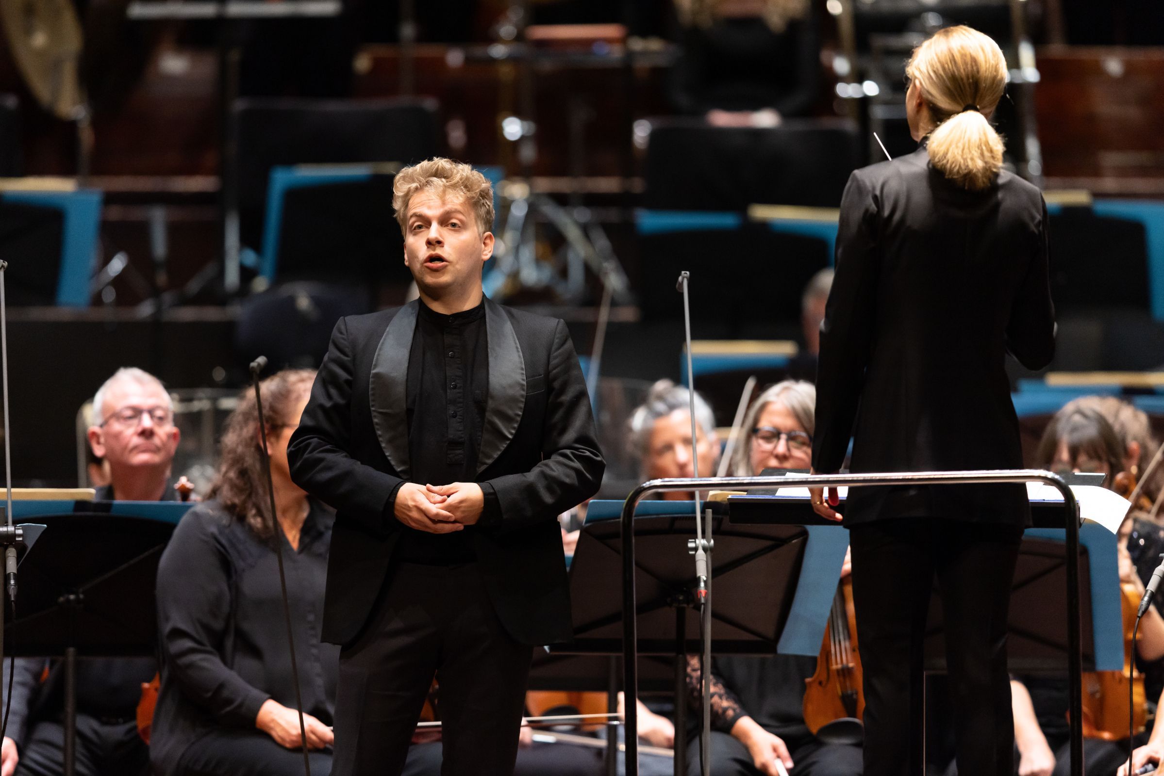 Hugh Cutting, Karina Canellakis and the BBC Scottish Symphony Orchestra © Jess Shurte