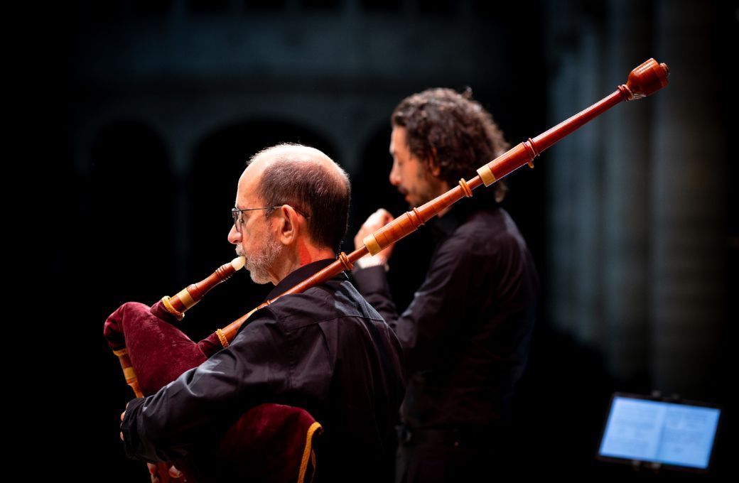 Ensemble Micrologus play bagpipes and shawm in <i>Le Jeu de Robin et Marion</i> © Johan Beckers | Laus Polyphoniae