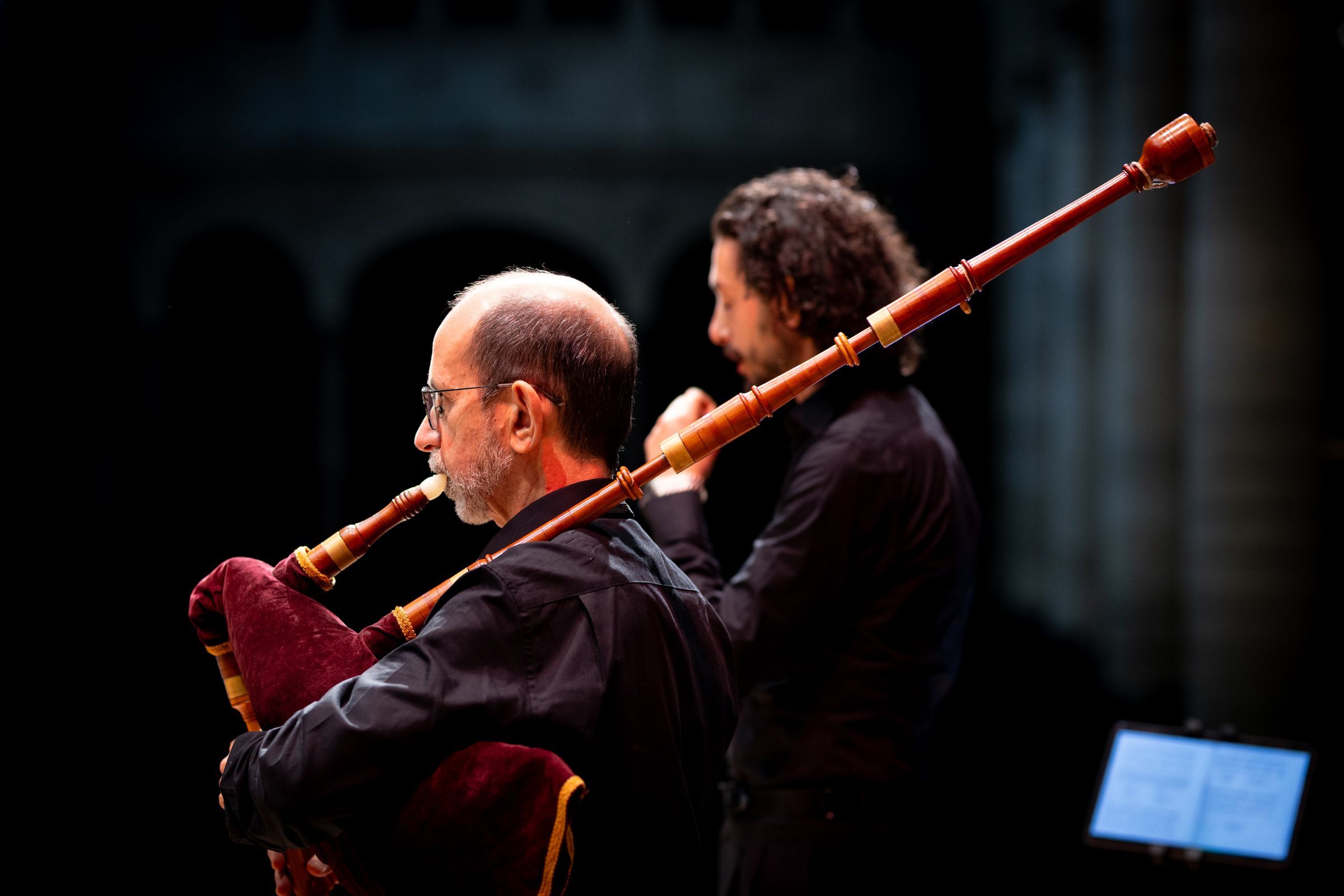 Ensemble Micrologus play bagpipes and shawm in <i>Le Jeu de Robin et Marion</i> © Johan Beckers | Laus Polyphoniae