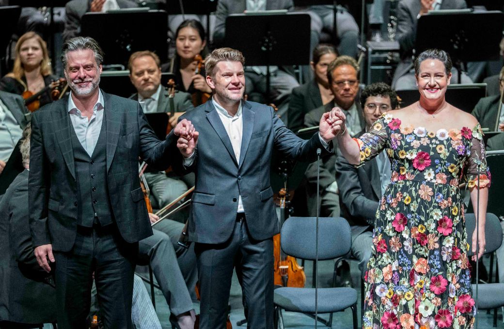 John Relyea (Hunding), Stanislas de Barbeyrac (Siegmund) und Elza van den Heever (Sieglinde) © SF | Marco Borrelli