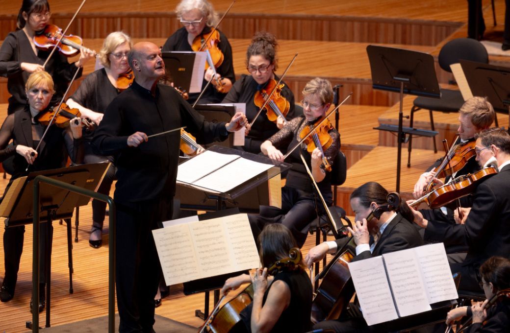 Stephen Layton conducts the Sydney Symphony Orchestra &copy; Craig Abercrombie