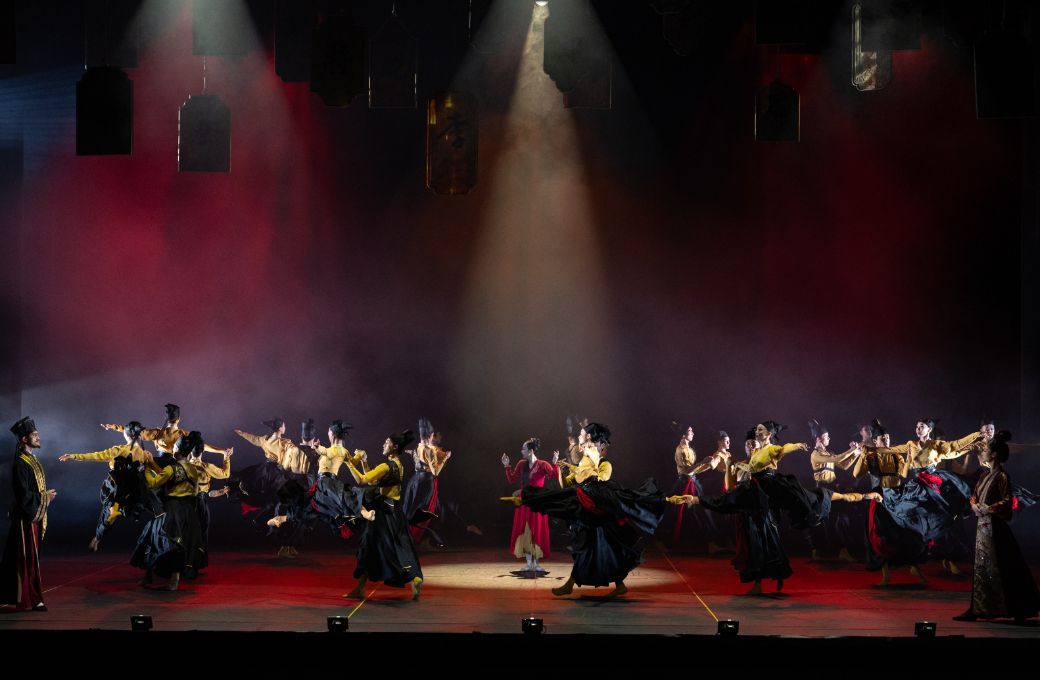 Xuan Cheng (middle) and Hong Kong Ballet in Hu Song Wei Ricky's <i>The Butterfly Lovers</i> &copy; Rosalie O'Connor