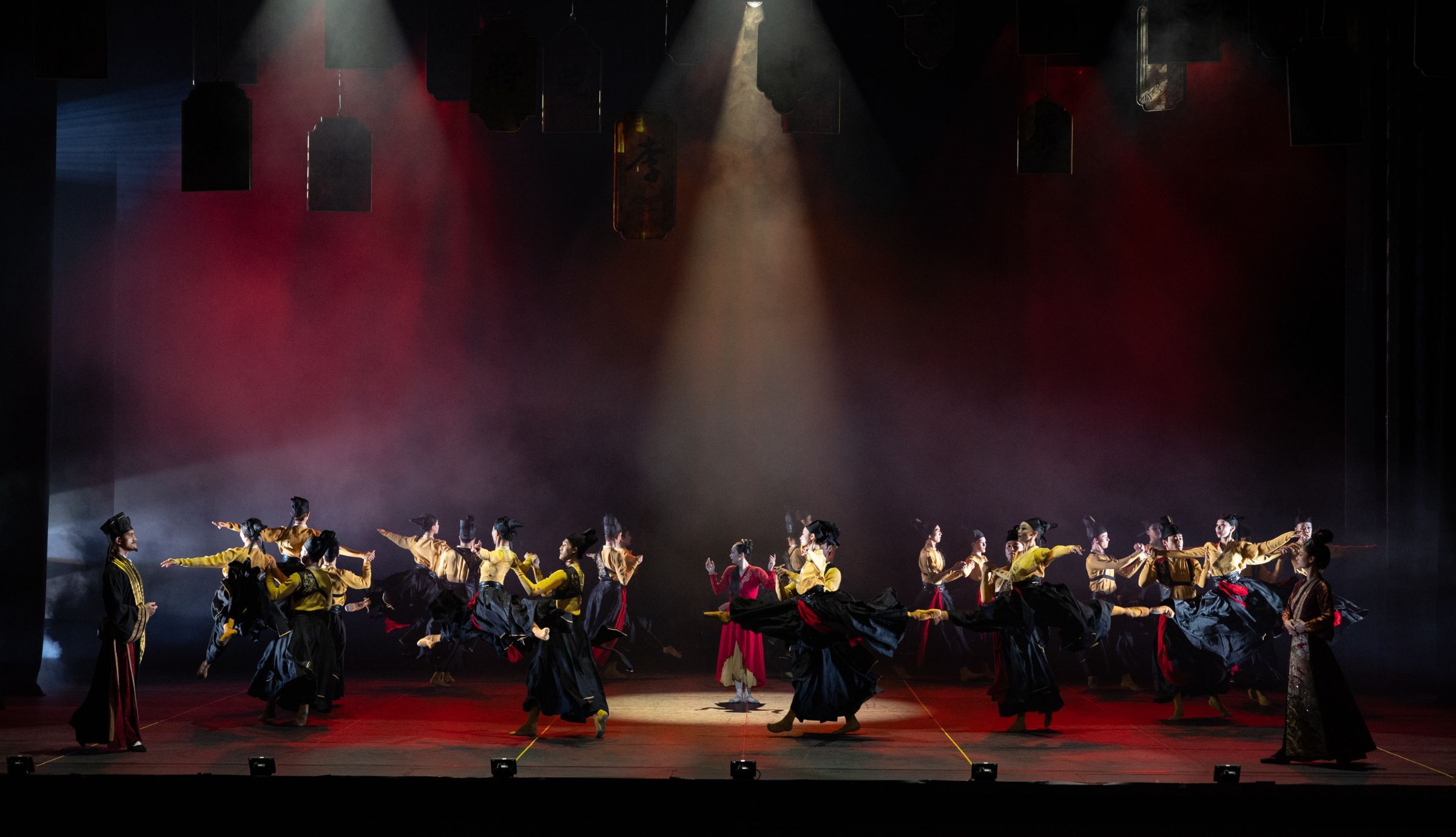 Xuan Cheng (middle) and Hong Kong Ballet in Hu Song Wei Ricky's <i>The Butterfly Lovers</i> &copy; Rosalie O'Connor