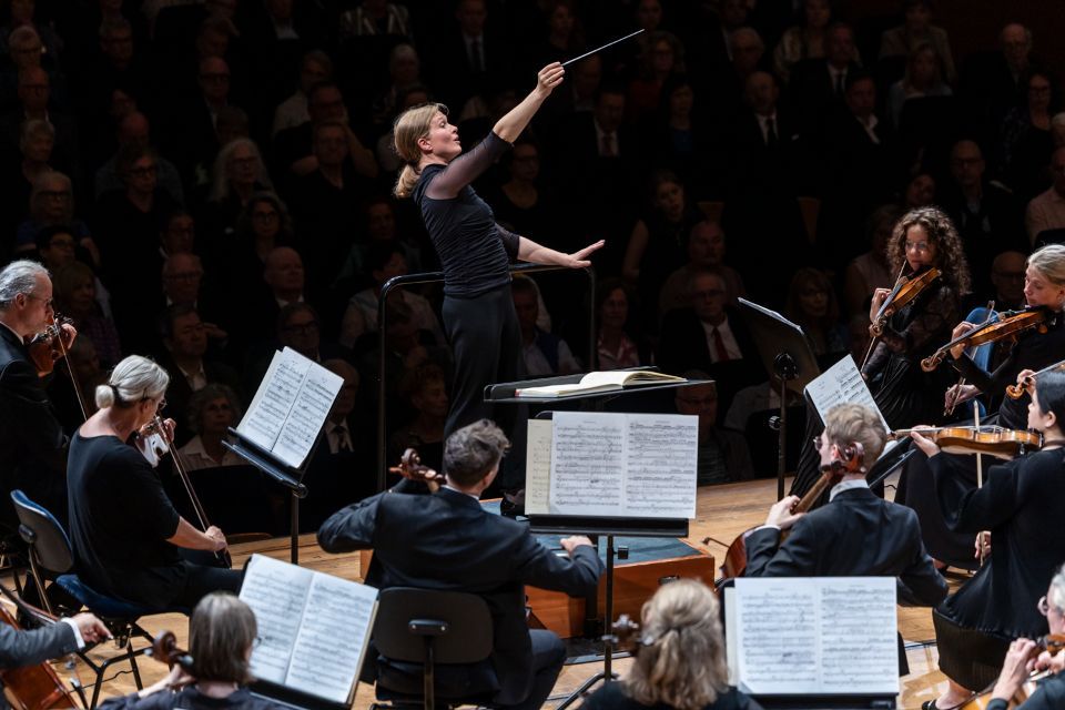 Mirga Gražinytė-Tyla dirigiert das Orchestre Philharmonique de Radio France © Patrick Hürlimann | Lucerne Festival