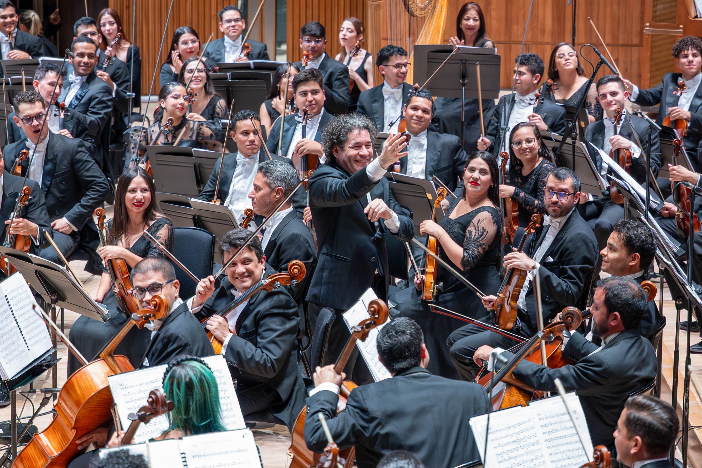 Gustavo Dudamel and the Simón Bolívar Symphony Orchestra &copy; Sisi Burn
