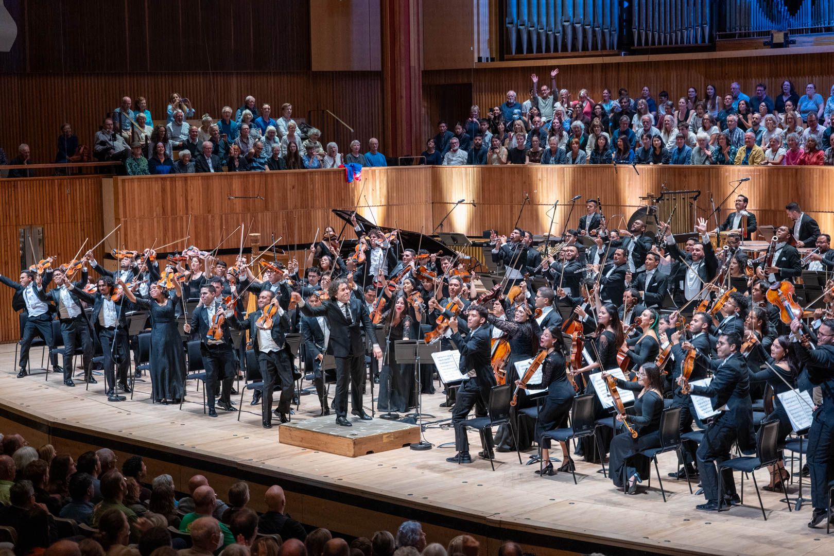 Gustavo Dudamel and the Simón Bolívar Symphony Orchestra &copy; Sisi Burn