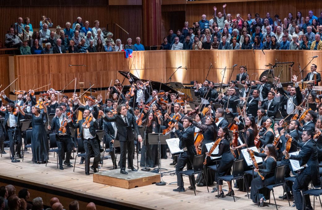 Gustavo Dudamel and the Simón Bolívar Symphony Orchestra &copy; Sisi Burn