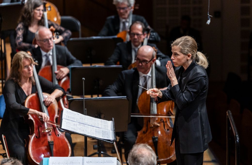 Karina Canellakis conducts the Netherlands Radio Philharmonic Orchestra &copy; Patrick H&uuml;rlimann | Lucerne Festival