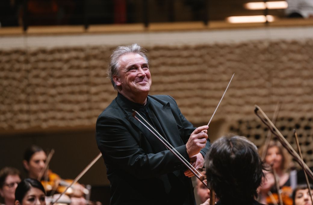 Jaime Martín conducts the Melbourne Symphony Orchestra © Daniel Dittus