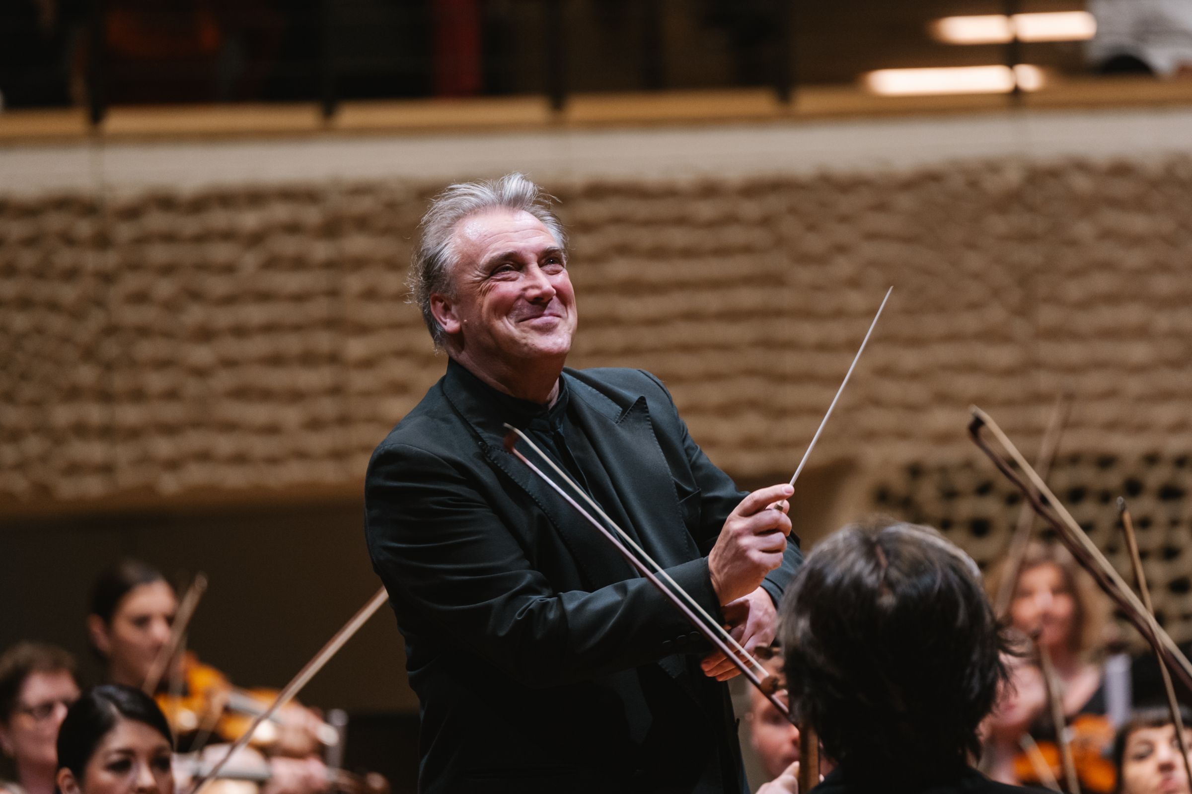 Jaime Martín conducts the Melbourne Symphony Orchestra © Daniel Dittus
