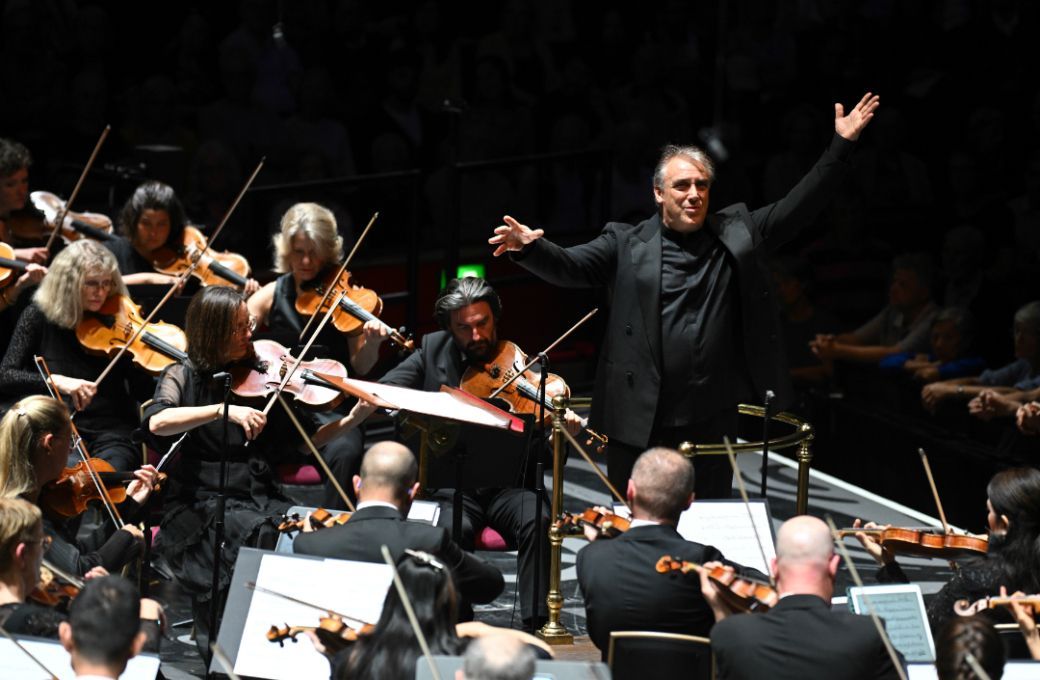 Jaime Mart&iacute;n conducts the Melbourne Symphony Orchestra &copy; BBC | Chris Christodoulou