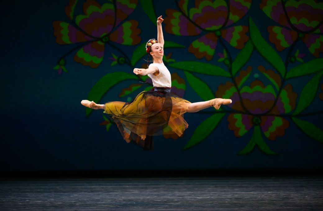 Ashley Krauhaus in Ratmansky's <i>Wartime Elegy</i>, Les Ballets de Monte-Carlo © Alice Blangero