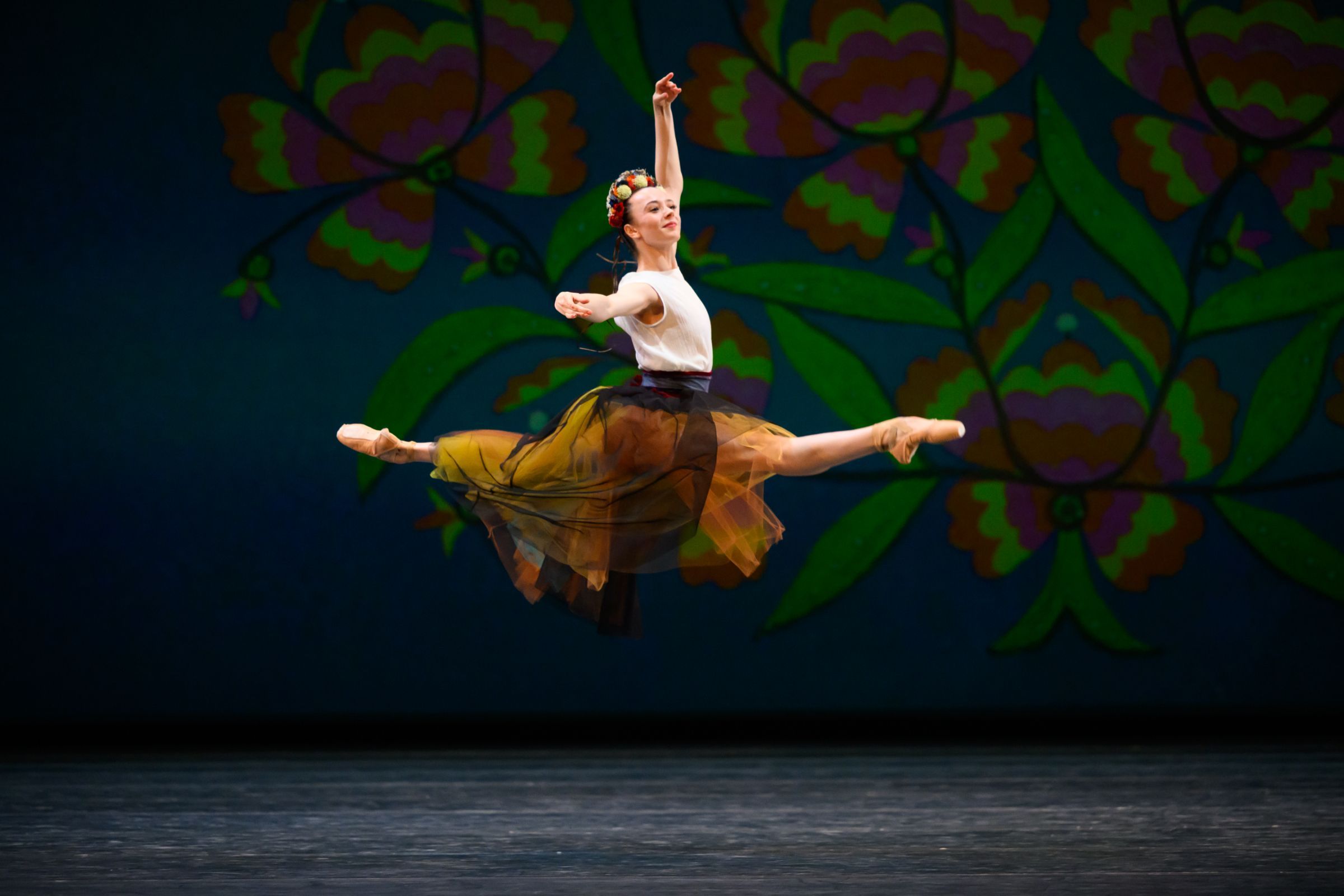 Ashley Krauhaus in Ratmansky's <i>Wartime Elegy</i>, Les Ballets de Monte-Carlo © Alice Blangero