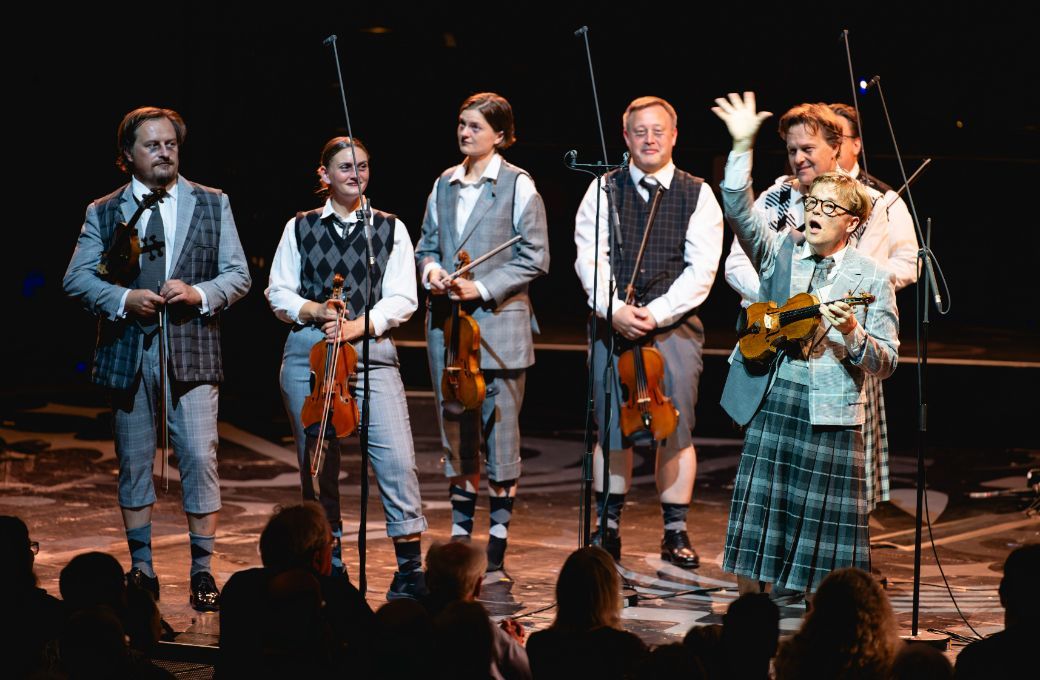 Pekka Kuusisto and members of the Norwegian Chamber Orchestra © Andy Paradise