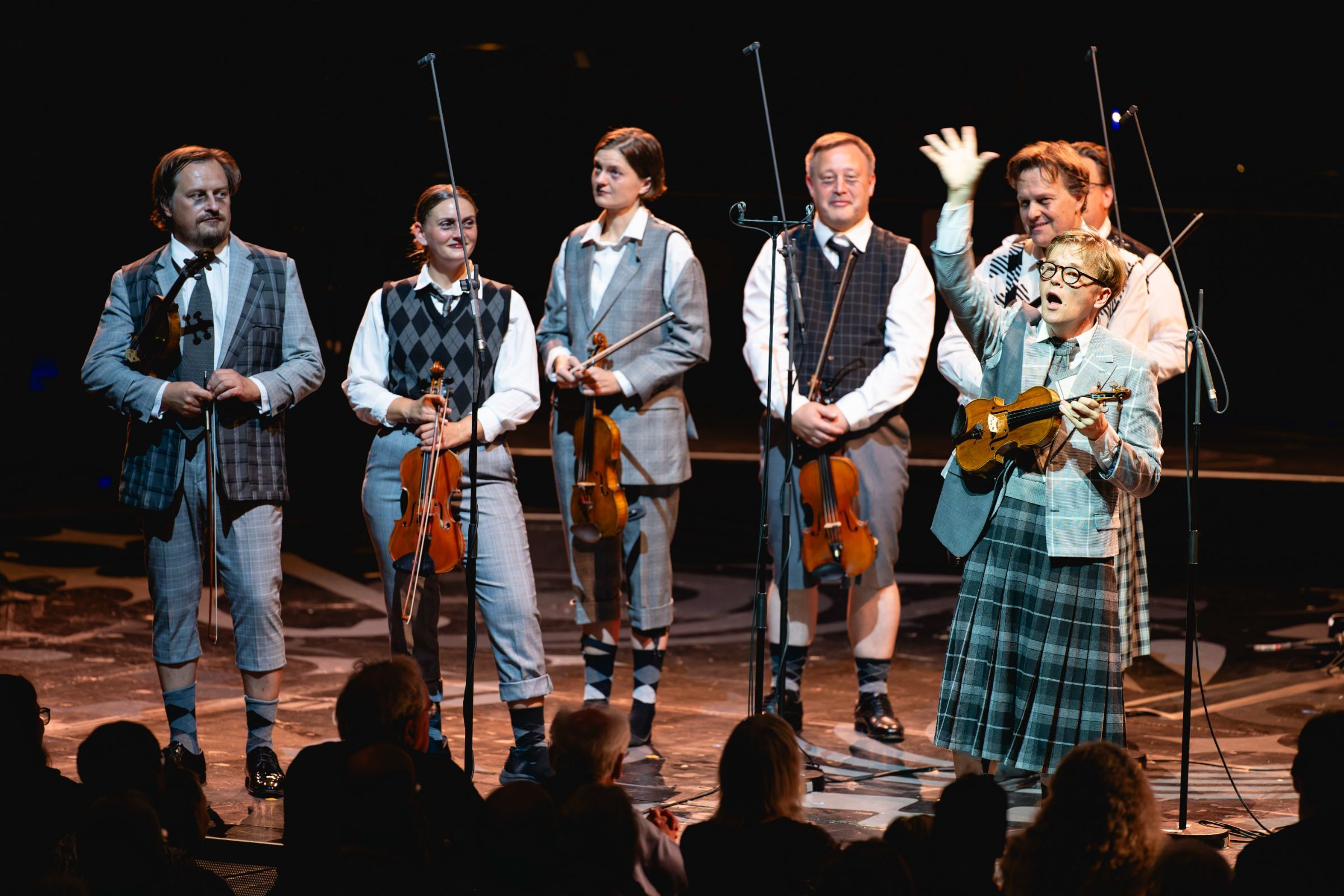 Pekka Kuusisto and members of the Norwegian Chamber Orchestra &copy; Andy Paradise