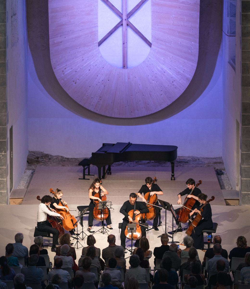 Jean-Guihen Queyras and cellists from the Académie Ravel 2025 © Valentine Chauvin