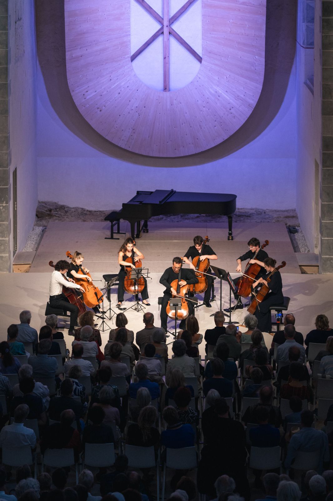 Jean-Guihen Queyras and cellists from the Académie Ravel 2025 © Valentine Chauvin