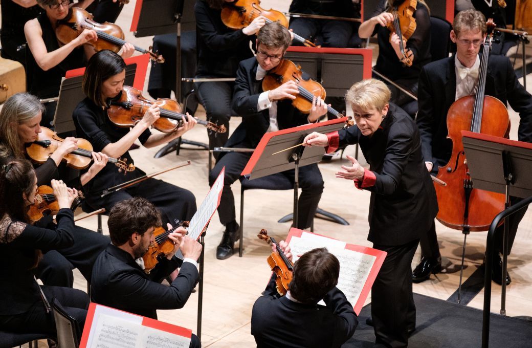 Marin Alsop conducts the Philharmonia Orchestra &copy; Luca Migliore