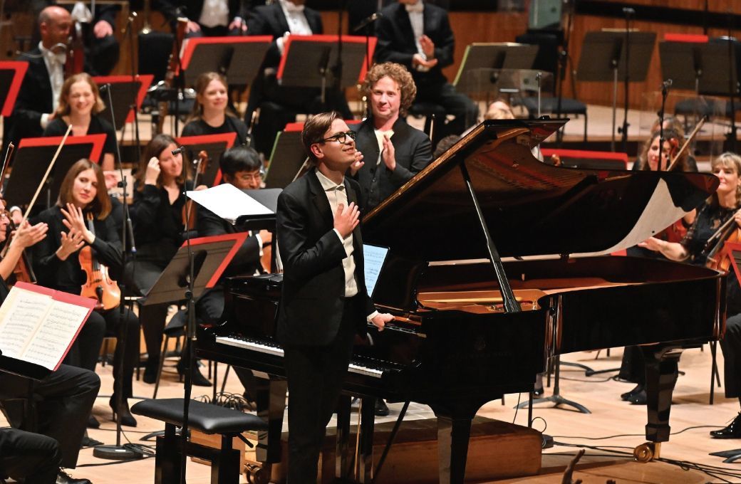 V&iacute;kingur &Oacute;lafsson with the Philharmonia &copy; Mark Allan