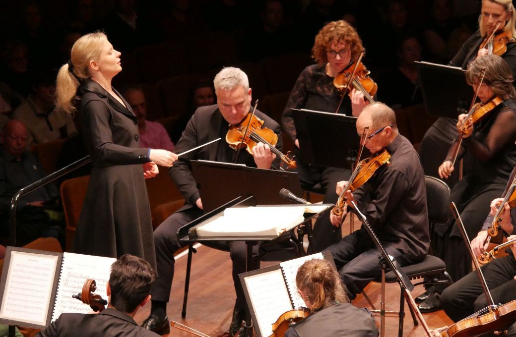 Gemma New conducts the New Zealand Symphony Orchestra © NZSO