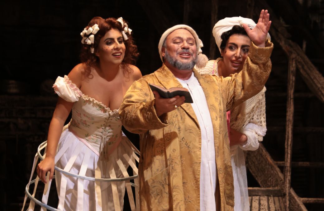 Mar&iacute;a Mart&iacute;n Campos (Clorinda), Marco Filippo Romano (Don Magnifico) and Dilan Şaka (Tisbe) &copy; Brescia e Amisano | Teatro alla Scala