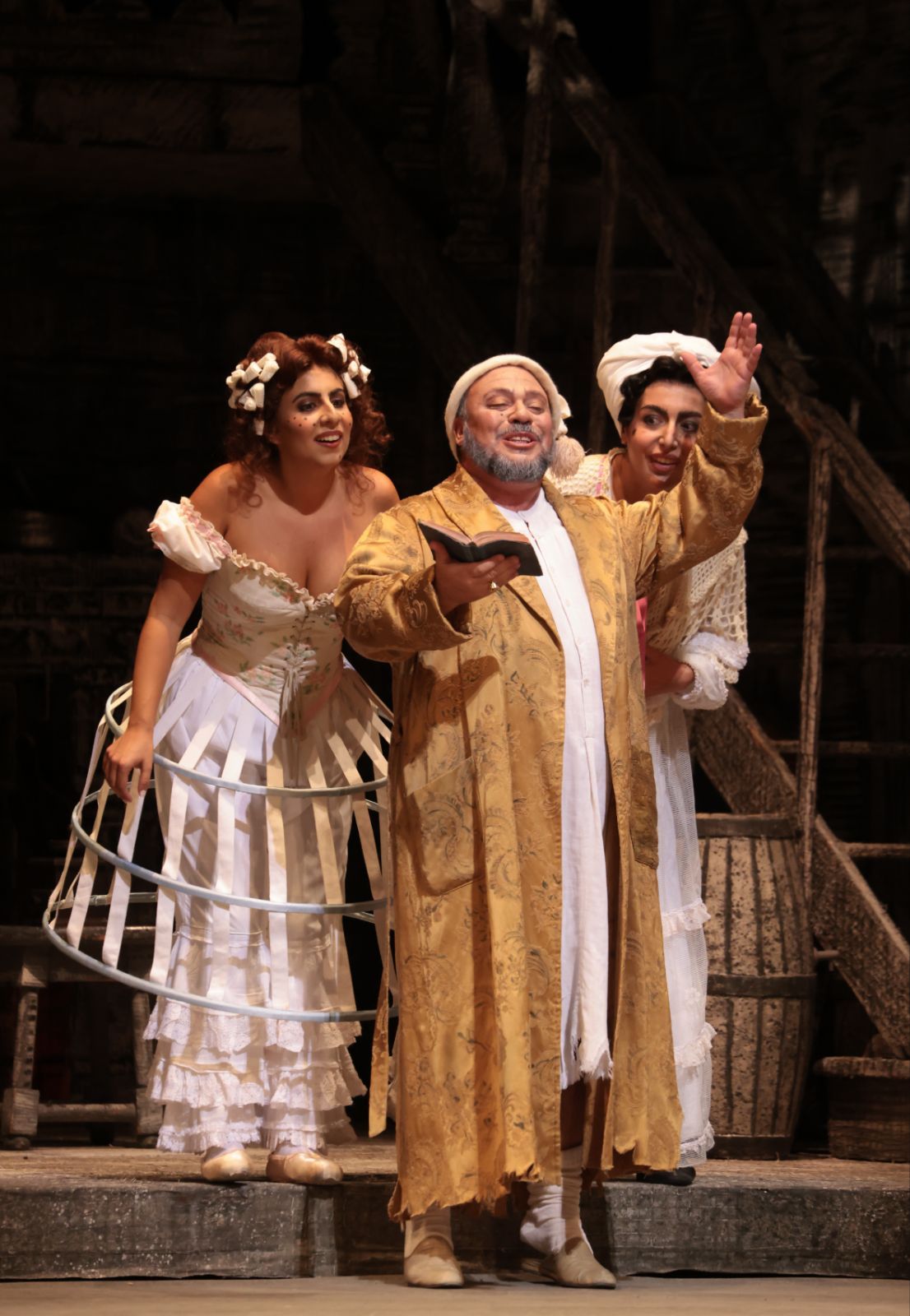 María Martín Campos (Clorinda), Marco Filippo Romano (Don Magnifico) and Dilan Şaka (Tisbe) &copy; Brescia e Amisano | Teatro alla Scala
