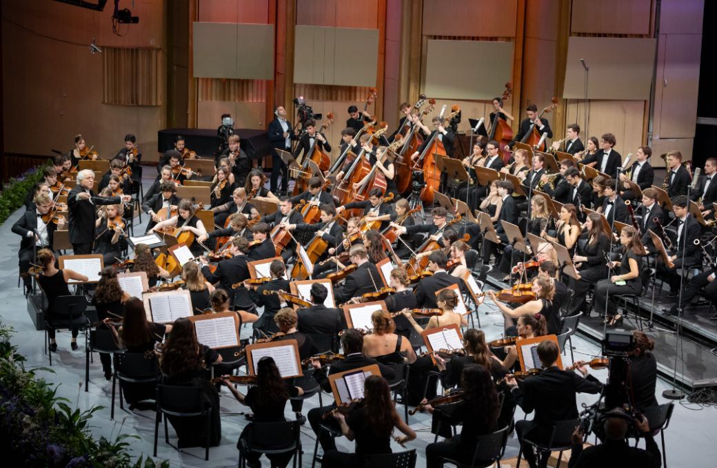 Manfred Honeck conducts the Gustav Mahler Youth Orchestra &copy; Andrei G&icirc;ndac