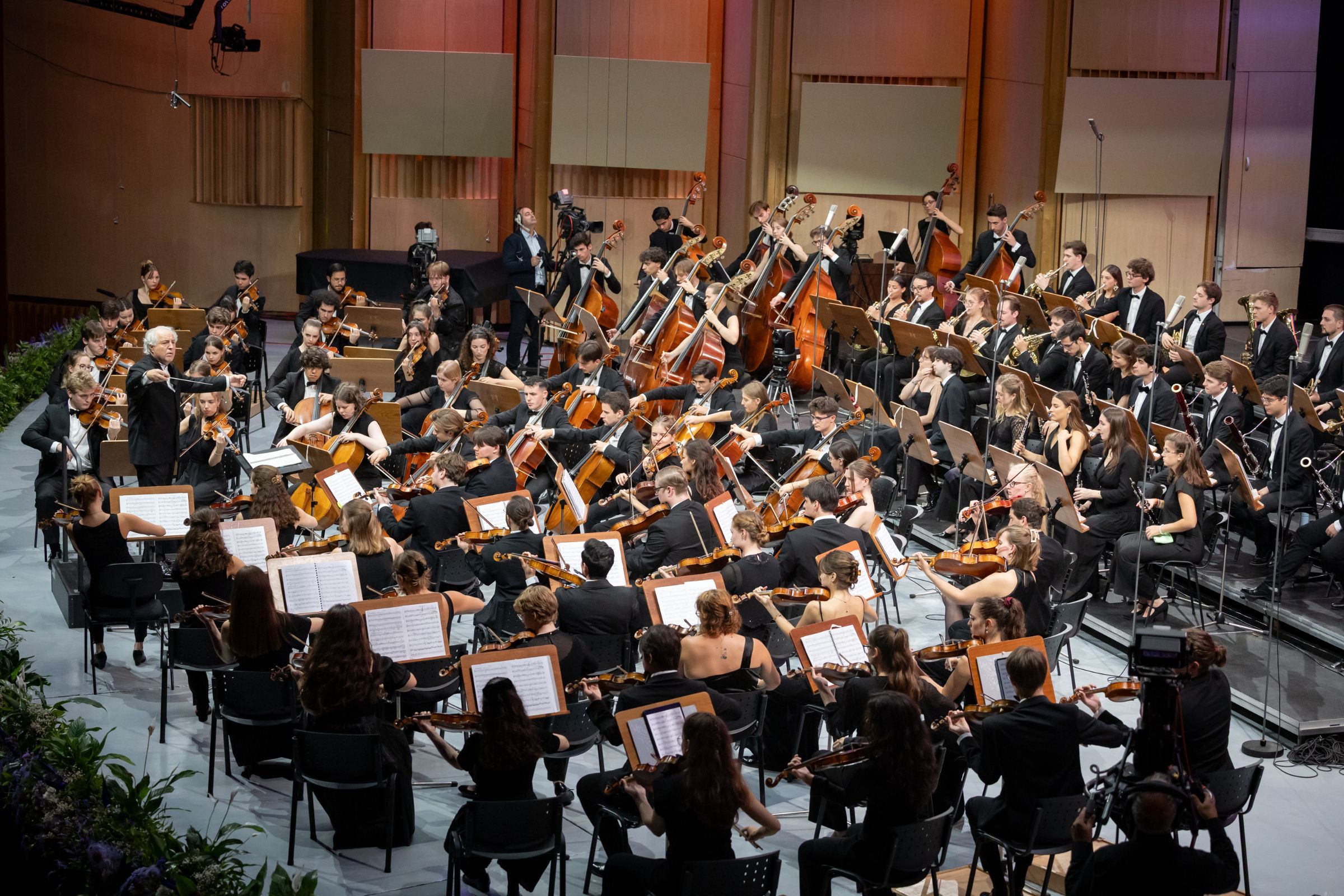 Manfred Honeck conducts the Gustav Mahler Youth Orchestra &copy; Andrei Gîndac
