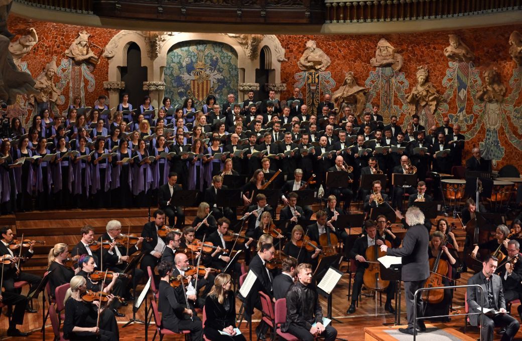 Sir Simon Rattle conducts the LSO at the Palau © A Bofill