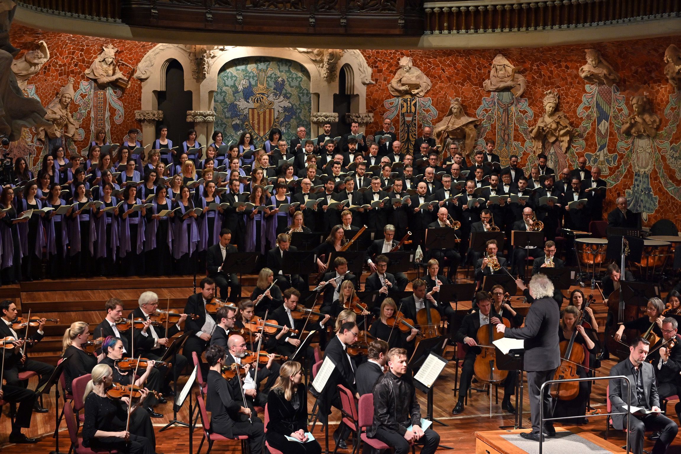 Sir Simon Rattle conducts the LSO at the Palau © A Bofill