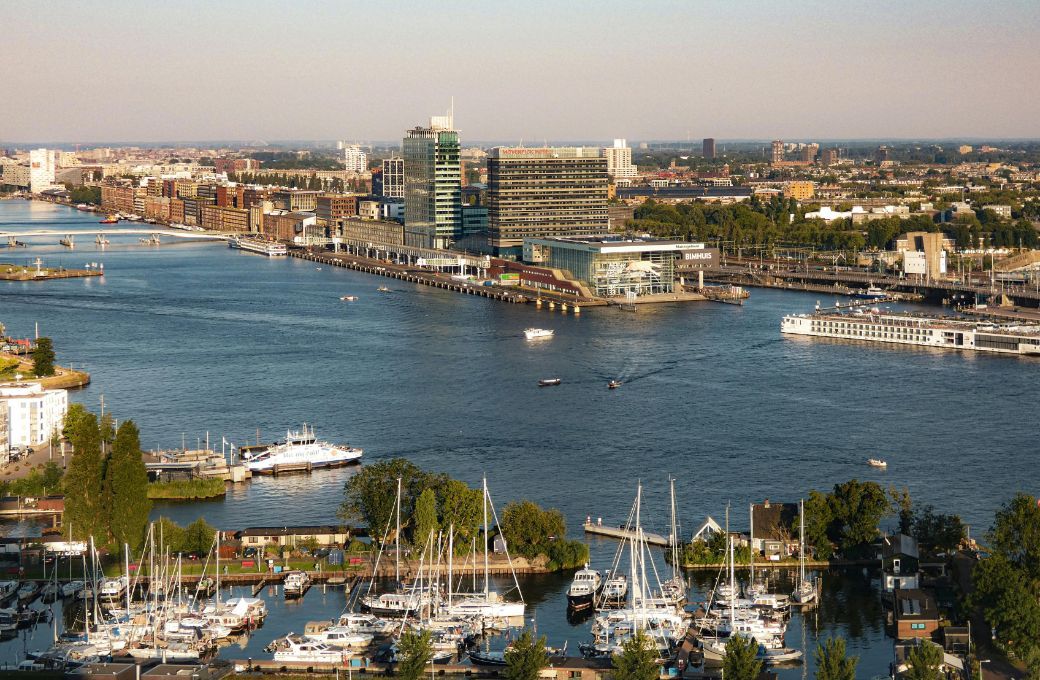 Amsterdam marina, with the Muziekgebouw in the centre &copy; Jimmy K | Pexels