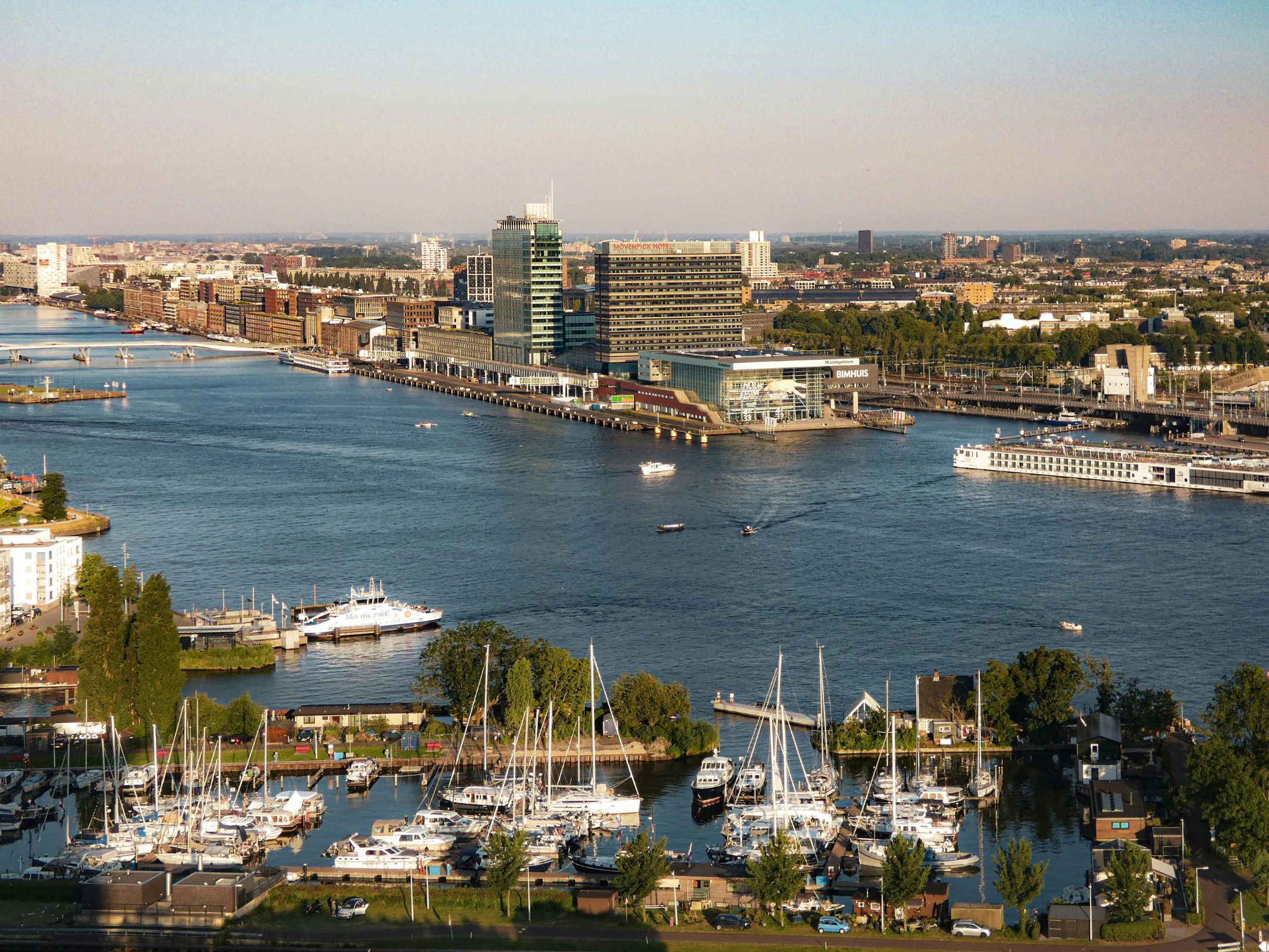 Amsterdam marina, with the Muziekgebouw in the centre © Jimmy K | Pexels